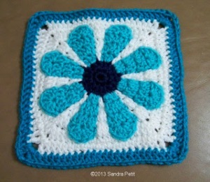 Gorgeous daisy square on The Crochet Cabana Blog