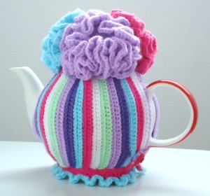 MemeRose shares a tutorial/pattern for this gorgeous tea cosy - found via Podkins